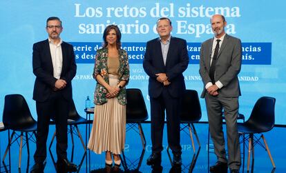 De izquierda a derecha, Andoni Lorenzo, presidente del Foro Español de Pacientes; Marta Villanueva, directora general de la Fundación IDIS; Carlos Royo, director de Estrategia de Salud de GMV y presidente de la Comisión de Salud Digital de Ametic, y Carlos Sisternas, director de Fenin Catalunya.