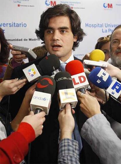 El consejero de Sanidad de la Comunidad de Madrid, Juan José Güemes, en el Hospital Universitario La Paz.