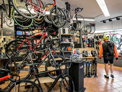 Un usuario mira bicicletas en Bicis Txofi, en Getxo (Vizcaya), el pasado miércoles.