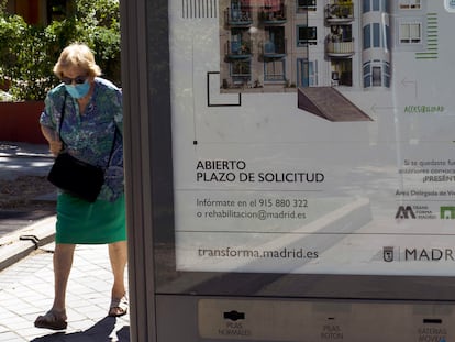 Marquesina de autobuses con publicidad del nuevo plan de rehabilitación del Ayuntamiento de Madrid.