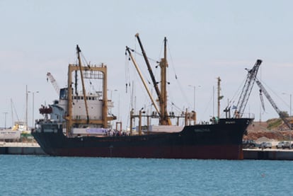 El buque Al Amal, de la Fundación Gadafi, atracado el pasado 9 de julio en el puerto de Lavrio, en Grecia.