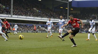 Giggs cruza el tiro para convertir el 0-2 del Manchester.