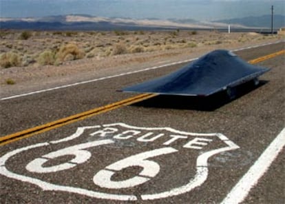 En la foto, el coche de la Universidad estatal de Kansas (EEUU) recorre la mítica ruta 66, la carretera <i>madre</i> de Estados Unidos.