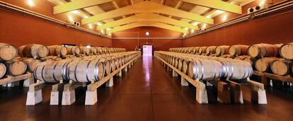 Vista de la bodega FincaVillacreces, en la Ribera del Duero; y botellas de Finca Villacreces y Pruno.