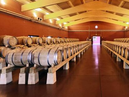 Vista de la bodega FincaVillacreces, en la Ribera del Duero; y botellas de Finca Villacreces y Pruno.