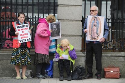 Activistas antiabortistas se manifiestan a las puertas del Parlamento irlandés en Dublin (Irlanda).