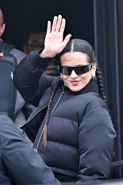 Rosalía a su llegada al desfile de Dior. 