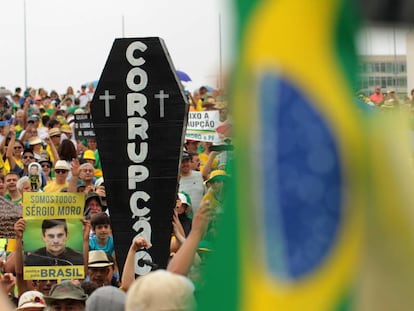 Manifestantes protestan contra la corrupción en Brasil el domingo.