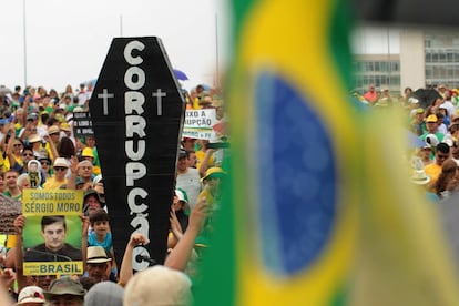 Manifestantes protestan contra la corrupción en Brasil el domingo.