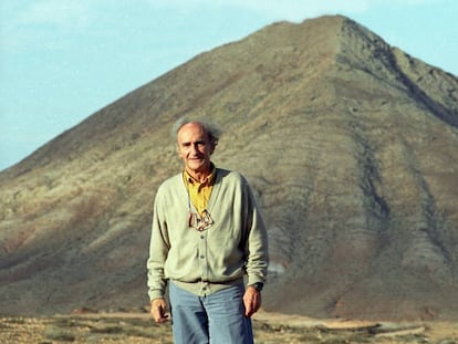 El escultor vasco Eduardo Chillida, frente a la montaña de Tindaya, en la isla de Fuerteventura, en 1996.