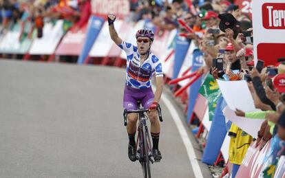 Ángel Madrazo llega victorioso a la meta de Javalambre.