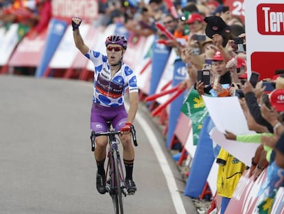 Ángel Madrazo llega victorioso a la meta de Javalambre.