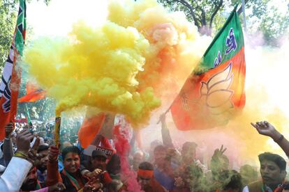 Simpatizantes del partido hinduista BJP celebran la potencial victoria de la formación en las elecciones a la asamblea de Gujarat y Himachal Pradesh, en la sede del partido den Nueva Delhi (India), el 18 de diciembre de 2017.