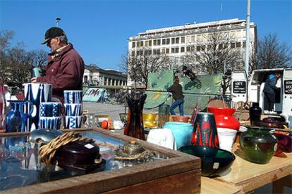 Todos los miércoles y sábados por la mañana, la plaza de Plainpalais, en Ginebra, acoge un animado mercadillo.