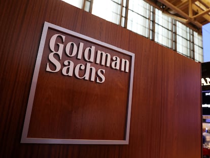 El logotipo de Goldman Sachs, en el parqué de la Bolsa de Nueva York, en una imagen de archivo.
