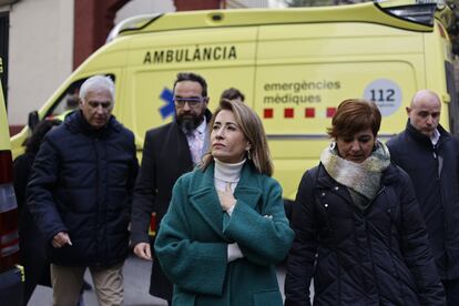 La ministra de Transportes, Raquel Sánchez (con abrigo verde), en la estación de Montcada i Reixac, a donde ha acudido para interesarse por los afectados por el accidente.