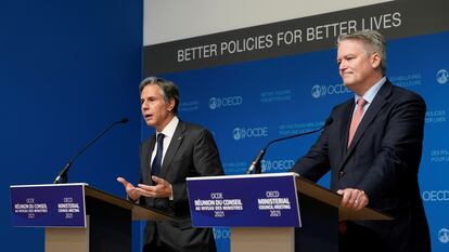 O secretário de Estado norte-americano, Antony Blinken, ao lado do secretário-geral da OCDE, Mathias Cormann, ao fim da reunião ministerial da organização nesta semana.