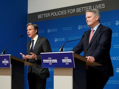 El secretario de Estado estadounidense, Antony Blinken, junto al secretario general de la OCDE, Mathias Cormann, tras la Reunión Ministerial del organismo, este miércoles.