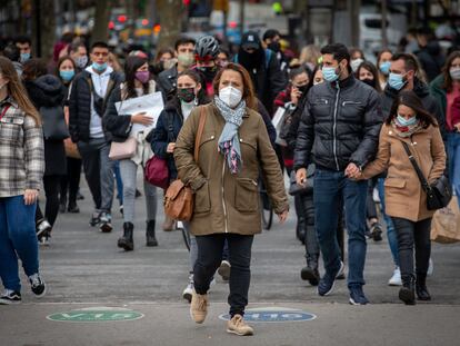 Transeúntes en el paseo de Gràcia a principios del mes de diciembre.