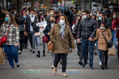 Transeúntes en el paseo de Gràcia a principios del mes de diciembre.