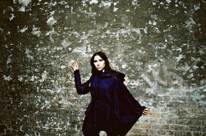 PJ Harvey em uma imagem de seu site oficial.