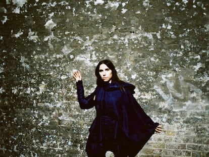 PJ Harvey em uma imagem de seu site oficial.