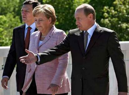 Vladímir Putin (derecha), Angela Merkel, y José Manuel Durão Barroso, ayer en Samara
 (Rusia).