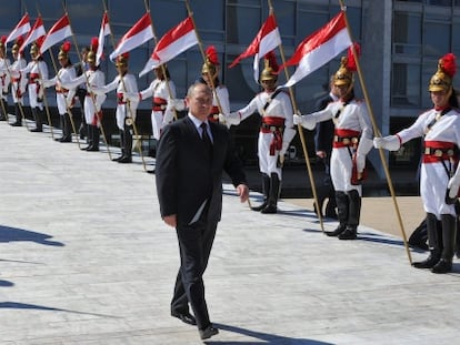 El presidente de Rusia, Vladimir Putin, es recibido con guardia militar este lunes en Brasilia (Brasil).