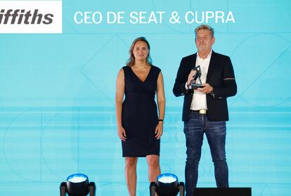 Amanda Mars, directora de CincoDías y subdirectora de El País Economía y Wayne Grifftihs, presidente mundial de Seat-Cupra, premio CincoDías al directivo del año 2023.