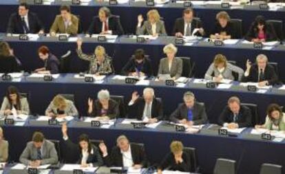 Miembros del Parlamento, votan durante una sesión plenaria del Parlamento Europeo en Estarsburgo, Francia.