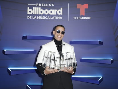 El cantante puertorriqueño Daddy Yankee mientras posa con sus siete Premios Billboard Latinos en Miami, en 2020.