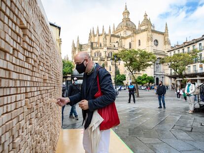 Un participante del Hay Festival Segovia en la instalación 'Desaparece el muro'.