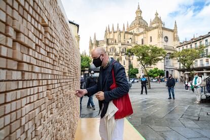 Un participante del Hay Festival Segovia en la instalación 'Desaparece el muro'.