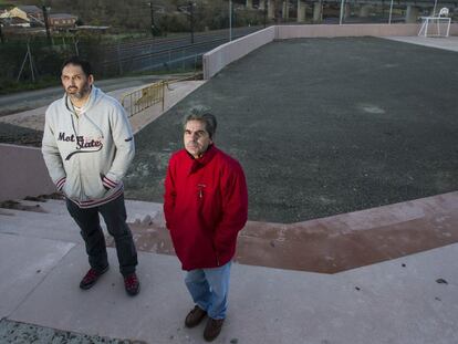 Martín Rozas e Isidoro Castaño, de la asociación de vecinos de Angrois, en el parque.