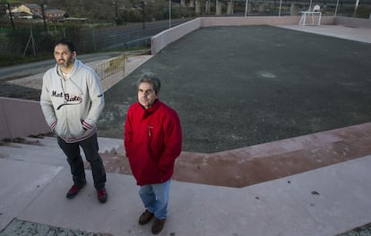 Martín Rozas e Isidoro Castaño, de la asociación de vecinos de Angrois, en el parque.