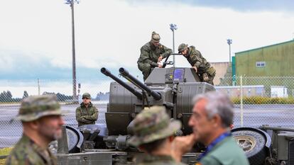 Miembros del Ejercito de Tierra se situaban este lunes en el aeródromo militar de Santiago para participar en unas maniobras.