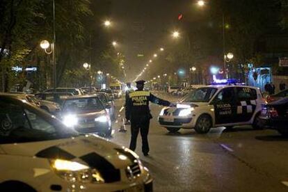 Un control de alcoholemia en la calle de Capitán Haya, en Madrid, organizado para acosar a los clientes de la prostitución de esta zona.