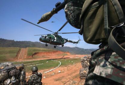 Un helic&oacute;ptero de la Armada de Per&uacute; aterriza en una base antiterrorista, en 2015.