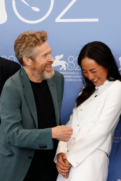 Willem Dafoe y Greta Lee asisten al 'photocall' por el filme 'Late Fame'.