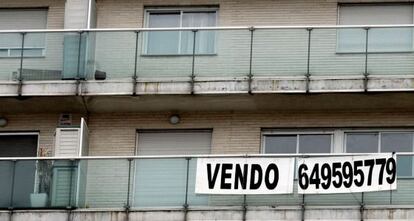 Un cartel anuncia la venta de una vivienda en un inmueble de Valencia. 