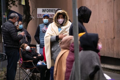 Familiares de pacientes esperan a las afueras de la zona de emergencias del Hospital del IMSS Parque de los Venados en Ciudad de México. 