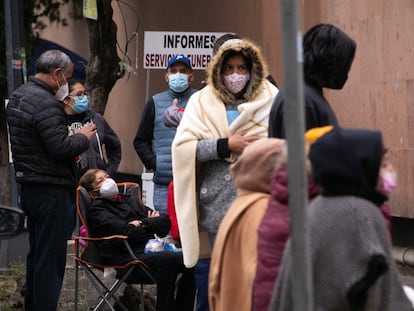 Familiares de pacientes esperan a las afueras de la zona de emergencias del Hospital del IMSS Parque de los Venados en Ciudad de México. 