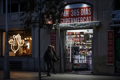 Uno de los supermercados 24 horas de la calle Sepúlveda precintado esta semana