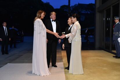 La primera dama de Estados Unidos, Melania Trump, saluda a la emperatiz japonesa, Masako, a su llegada al banquete en el Palacio Imperial. Al fondo, el mandatario estadounidense y el emperador Naruhito.