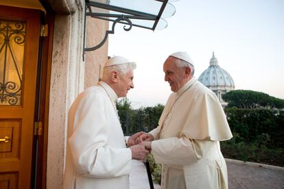 Encuentro con del Papa Francisco con el Papa emérito Benedicto XVI en el monasterio Mater Ecclesiae en el Vaticano.