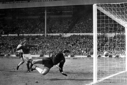 En la final del Mundial de 1966 entre Inglaterra y Alemania, el árbitro concedió gol en este tiro del inglés Hurst. Con este tanto los británicos forzaron la prórroga tras la cual vencieron por 4-2 y levantaron su primera y única Copa del Mundo.