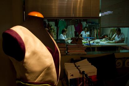 Tres costureras trabajan con Barbero en su taller.