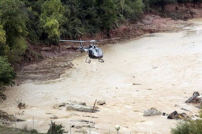 Un helicóptero trabaja en las tareas de búsqueda de las dos personas desaparecidas en L'Espluga de Francolí (Tarragona).