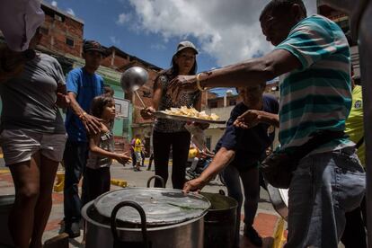 Un grupo de personas prepara una sopa en un barrio de favelas de Caracas en 2016. 
