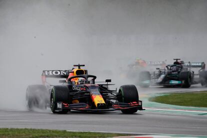 Verstappen conduce seguido de Hamilton durante el GP de Imola este domingo.